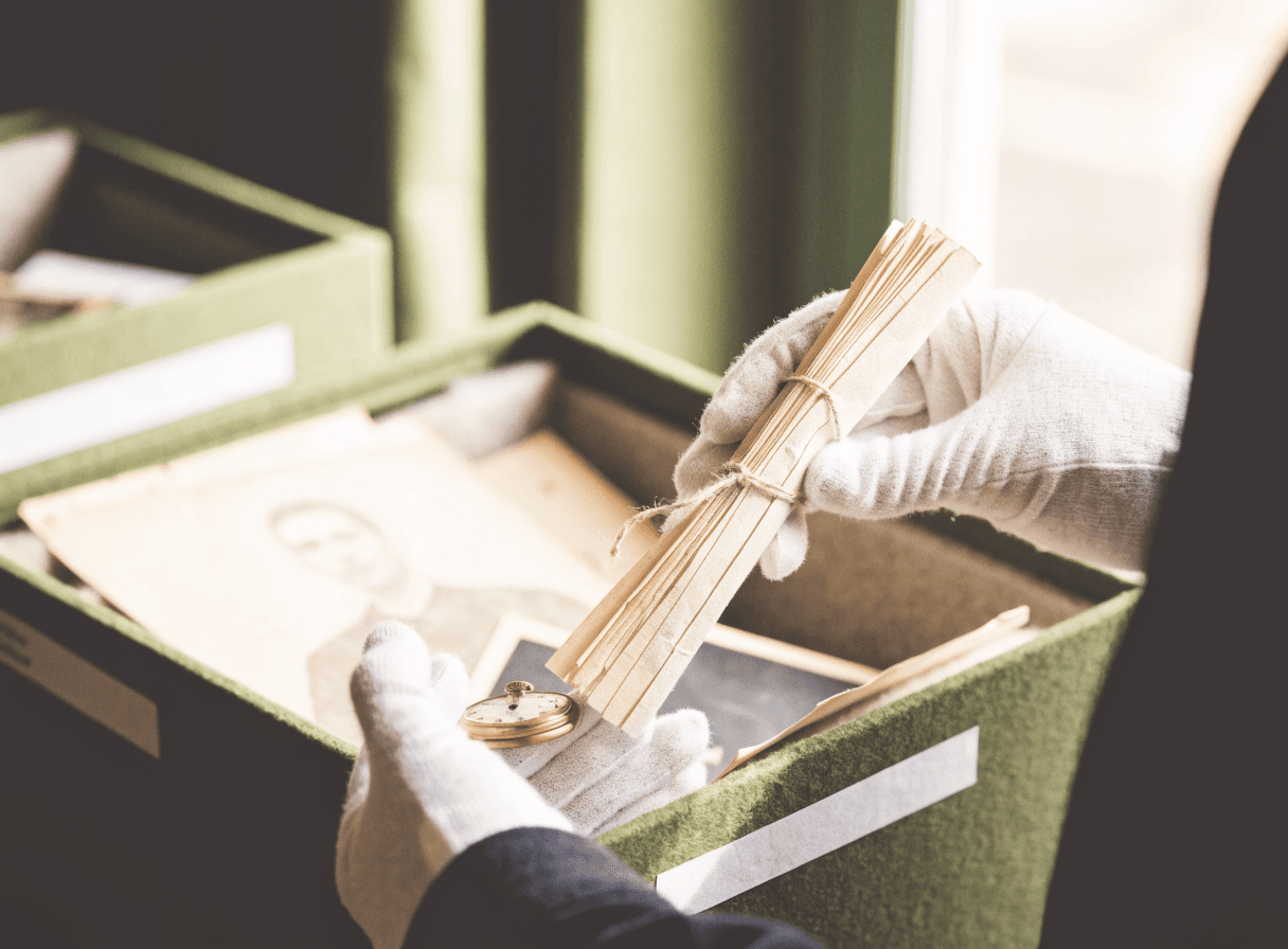 Tri d'objets et de cartons pendant un débarras